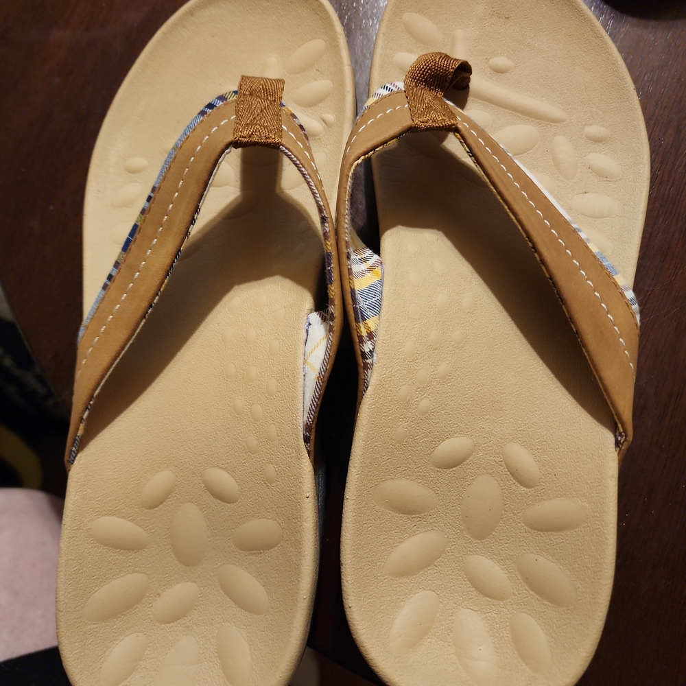 MEGNYA Brown and Plaid Cushioned Flip Flops